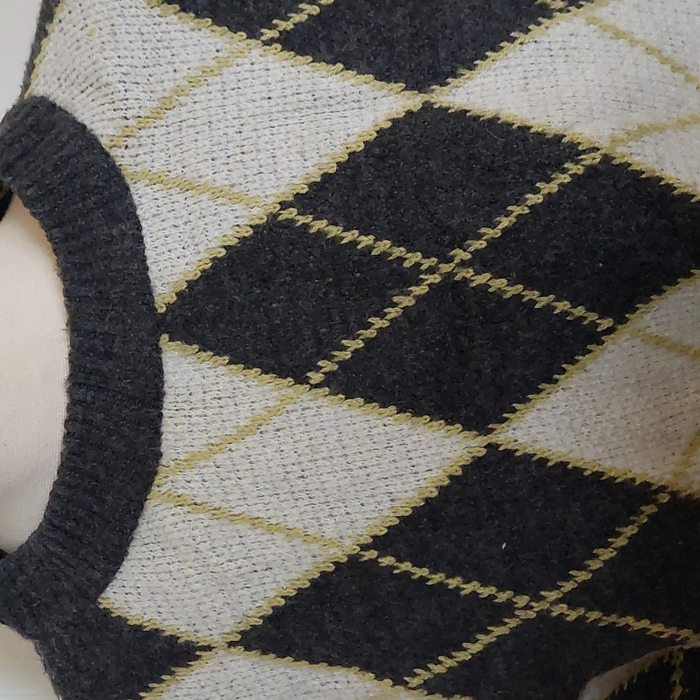 Sweaters. - Picture 3 of 4
